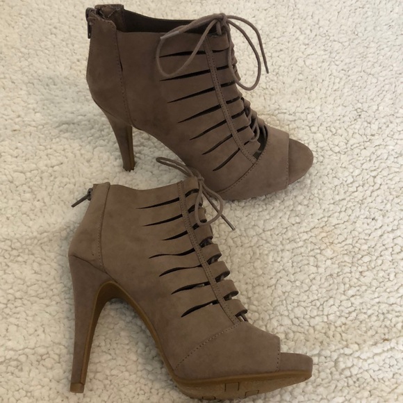 Fergalicious Shoes - 🎉HP🎉{Fergalicious} Light brown heels